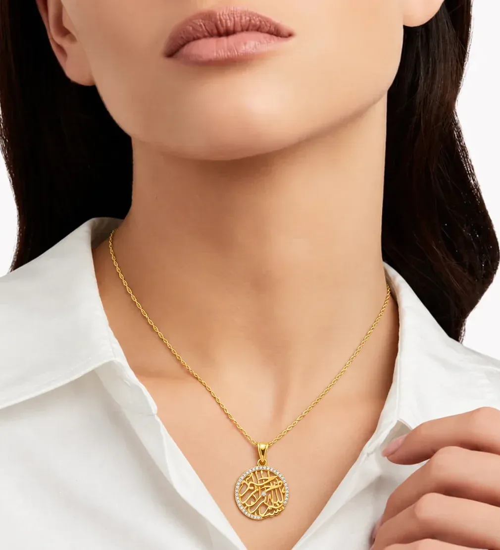 A model wearing the Basmala calligraphy necklace in 18K gold
