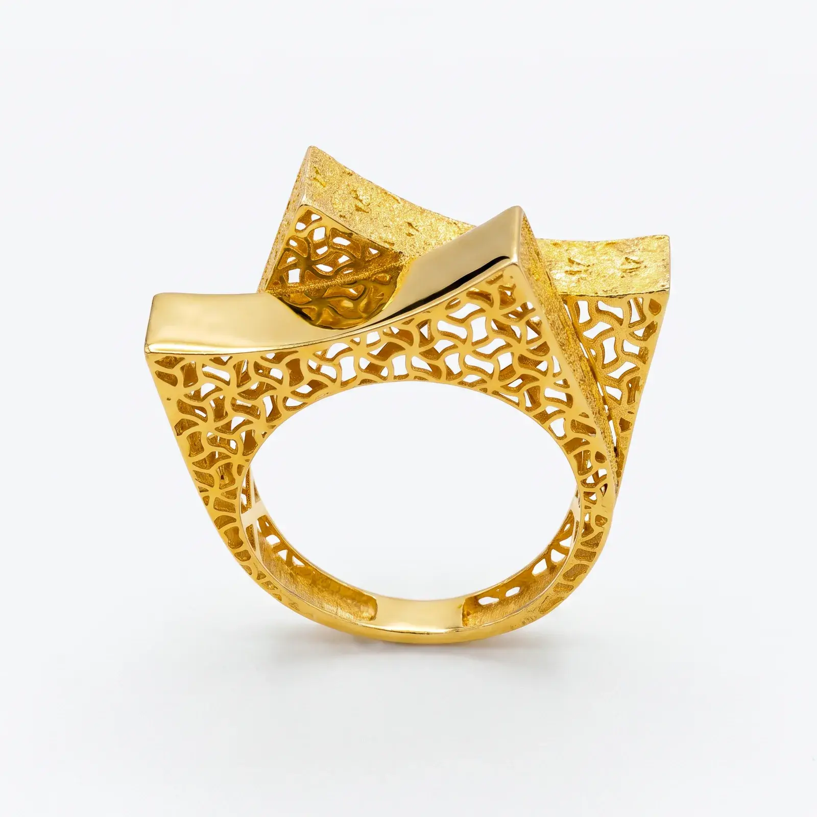 Twisted Square Lattice Ring